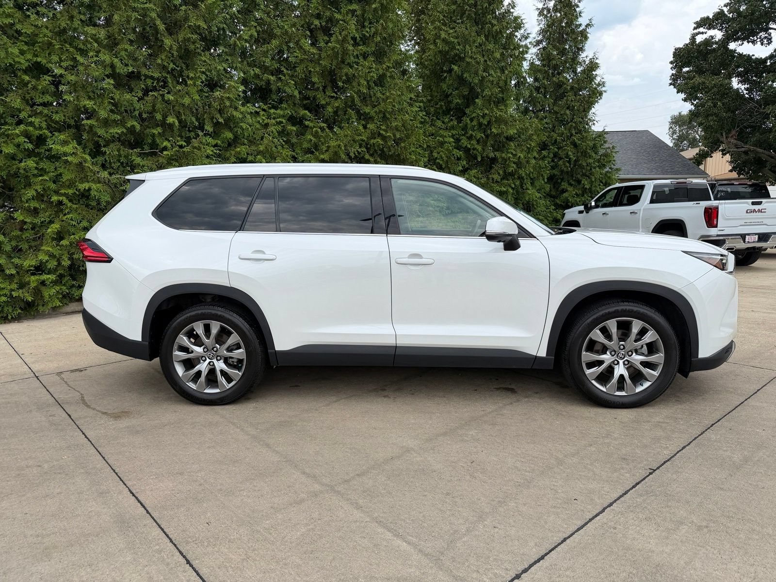 Used 2024 Toyota Grand Highlander AWD Hybrid image 32