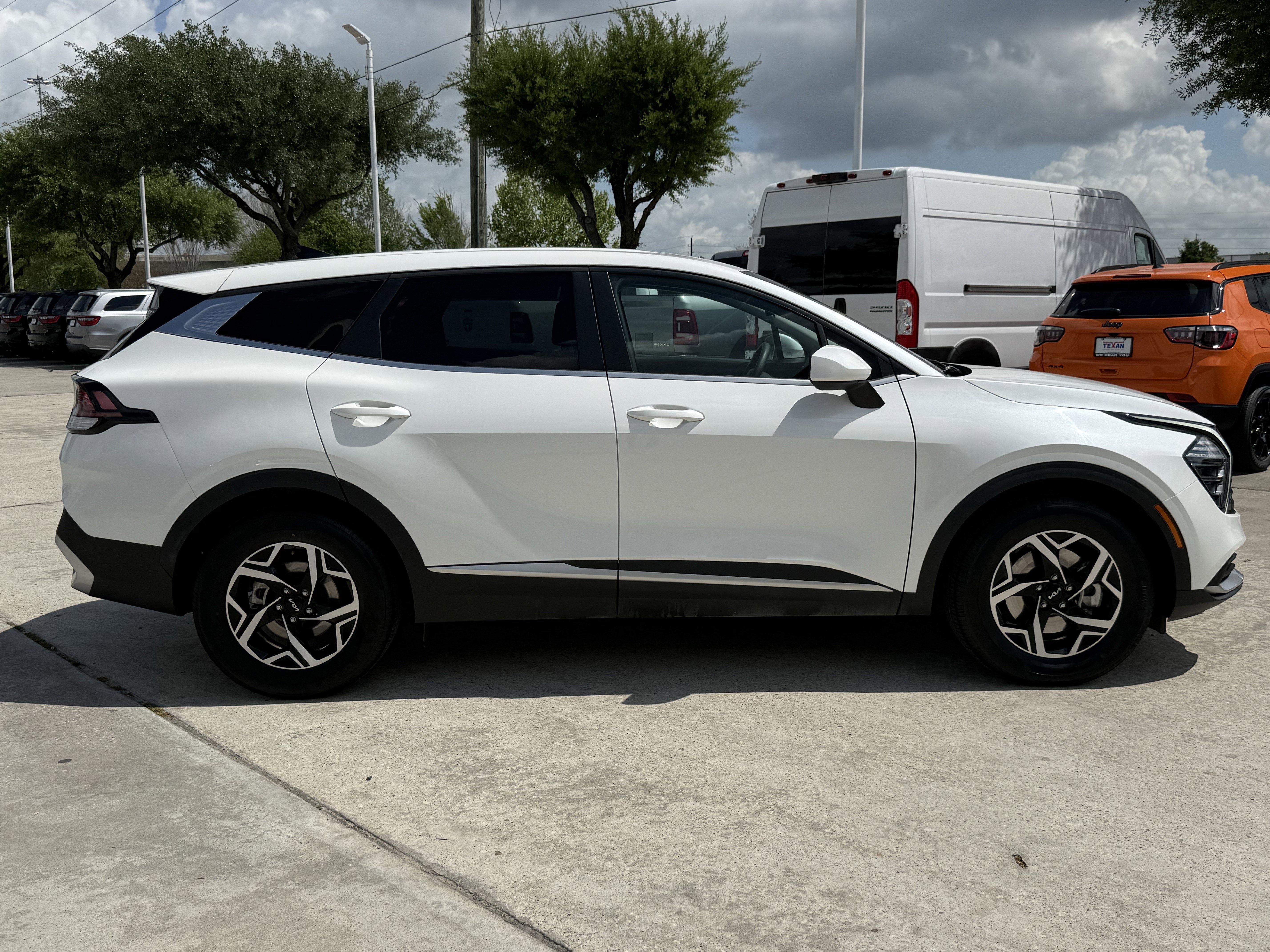 Used 2024 Kia Sportage LX image 3