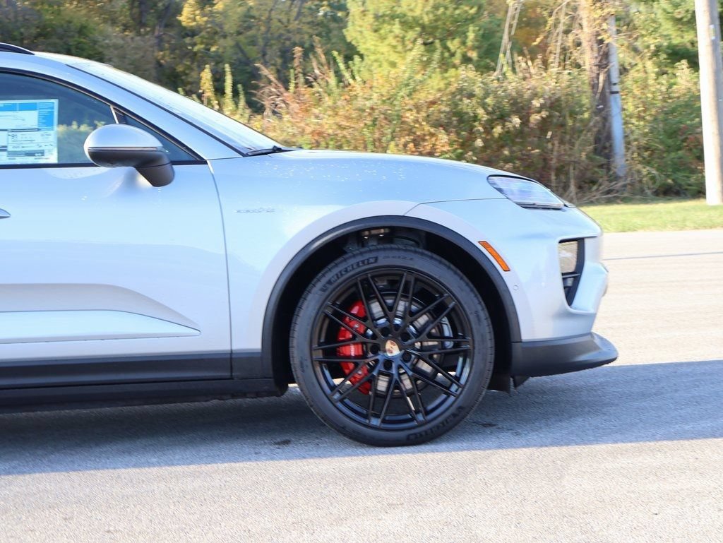 Certified 2025 Porsche Macan 4S Electric AWD/4WD image 10