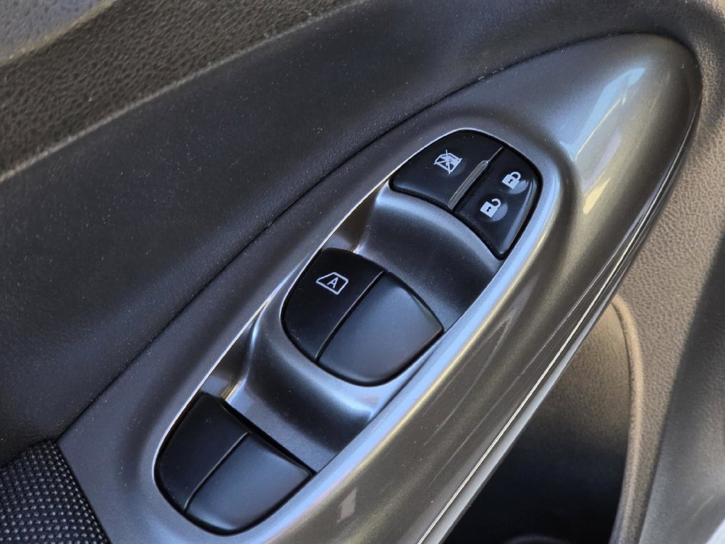 Used 2013 Nissan Juke SV FWD image 18