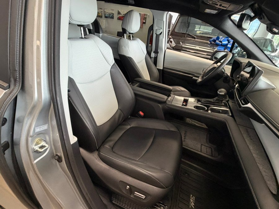 Used 2025 Toyota Sienna XSE FWD image 55