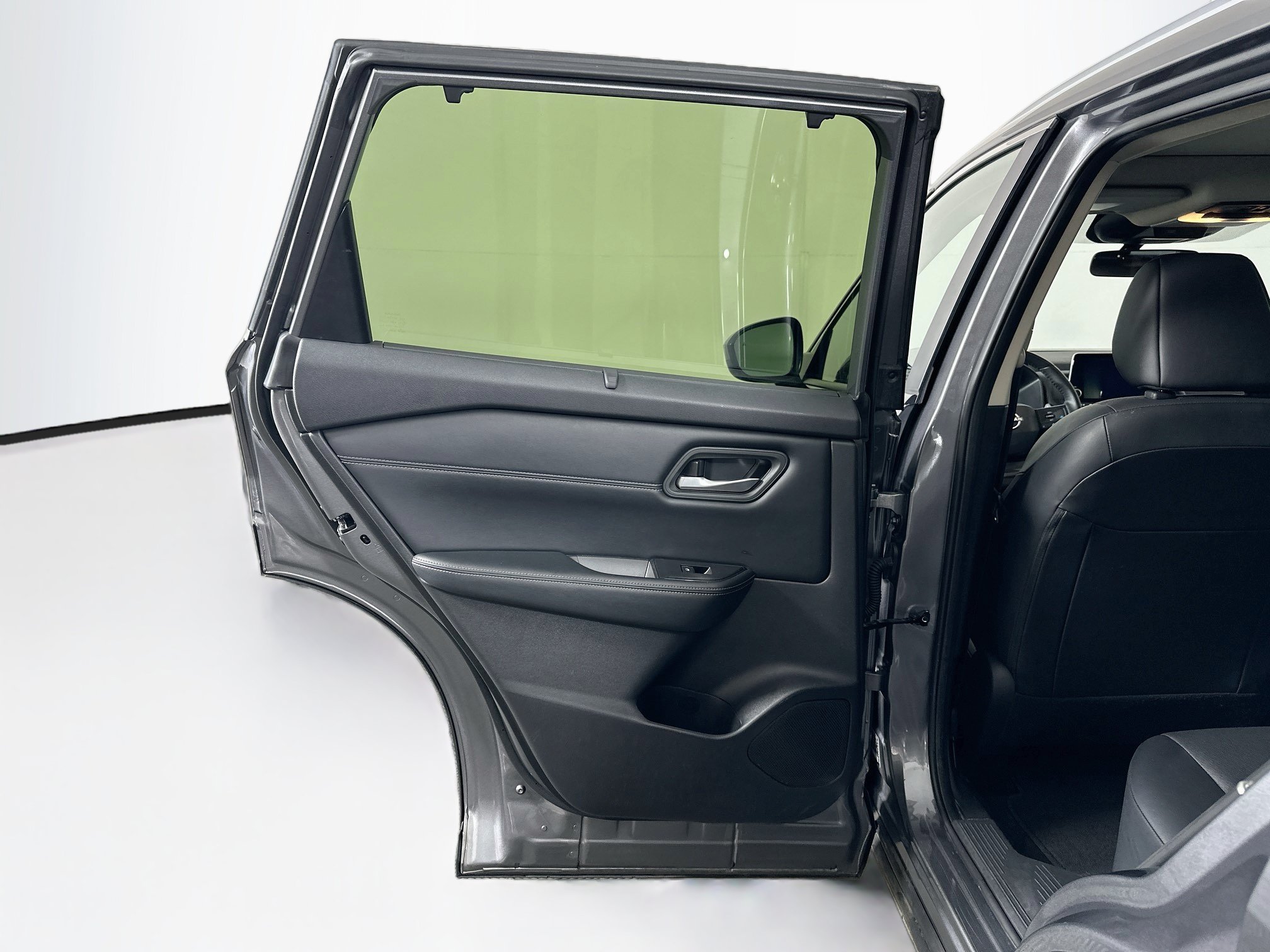 Used 2025 Nissan Rogue SV w/ SV Premium Package FWD image 26