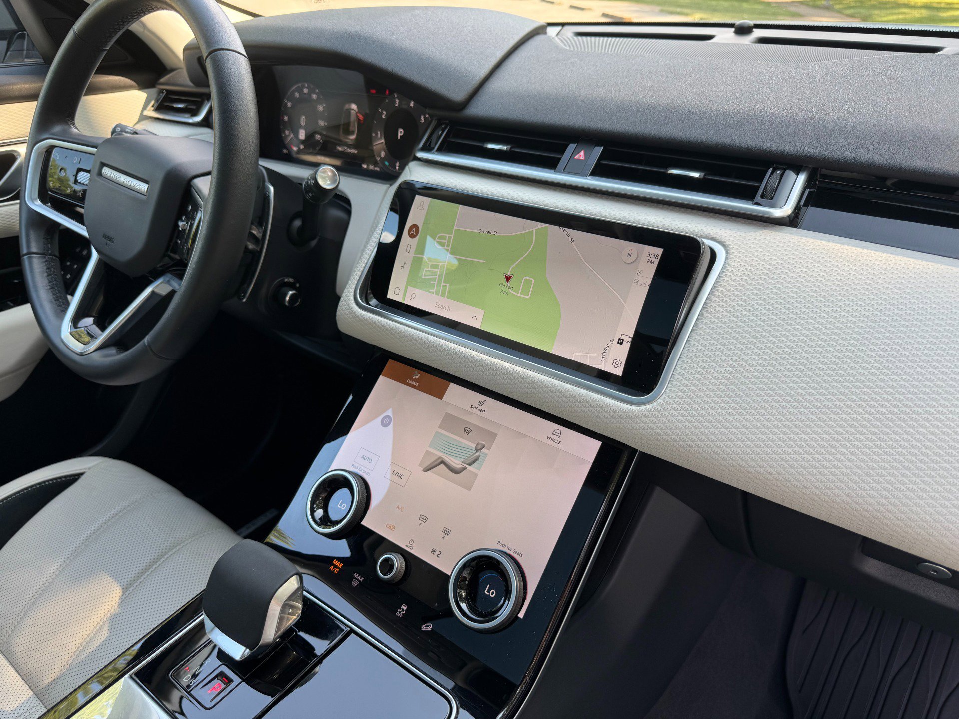 Used 2023 Land Rover Range Rover Velar R-Dynamic S image 32