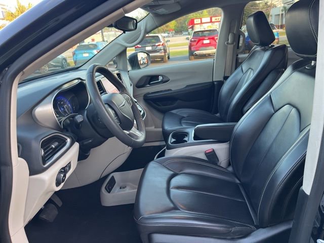 Used 2023 Chrysler Pacifica Touring-L image 7