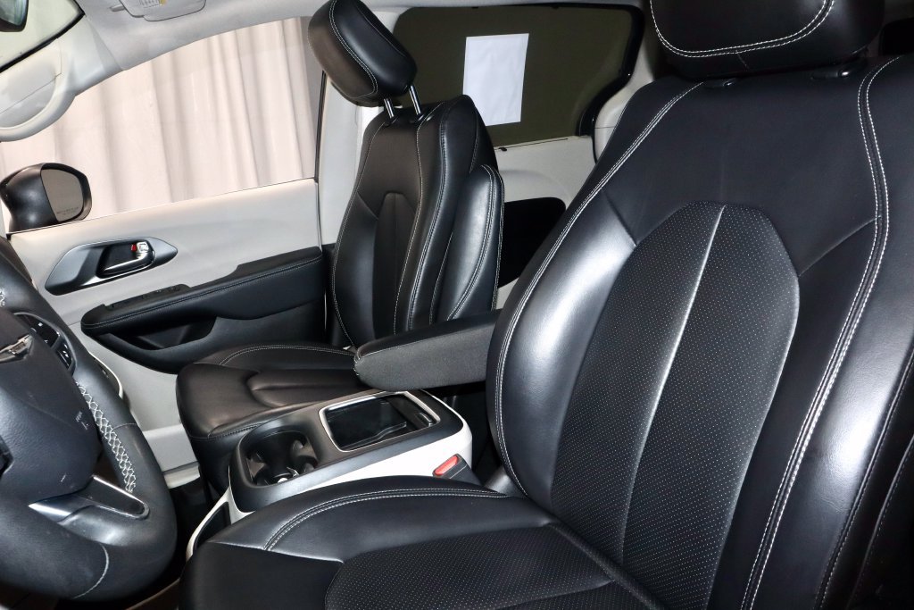 Used 2023 Chrysler Pacifica Touring-L FWD image 25