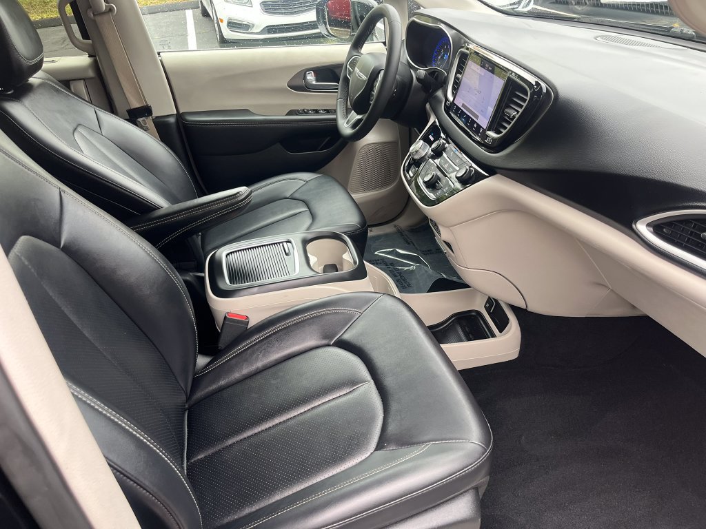 Used 2024 Chrysler Pacifica Touring-L FWD image 13