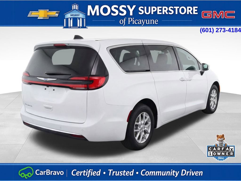 Used 2023 Chrysler Pacifica Touring-L video 4