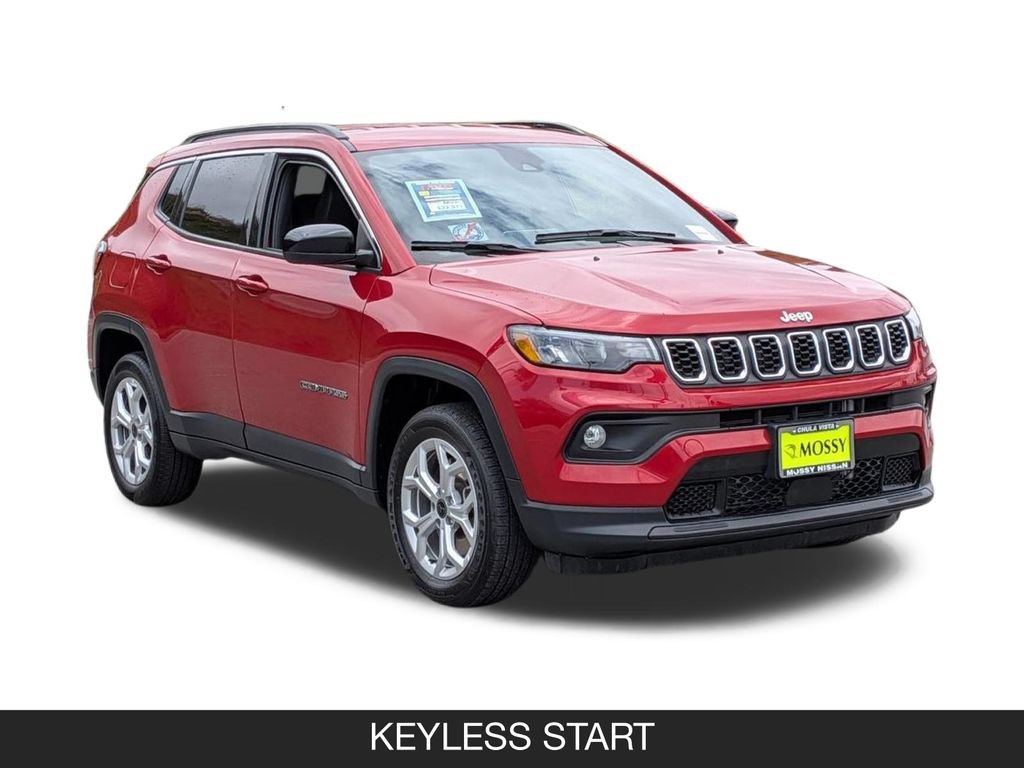 Used 2025 Jeep Compass Latitude AWD/4WD image 2