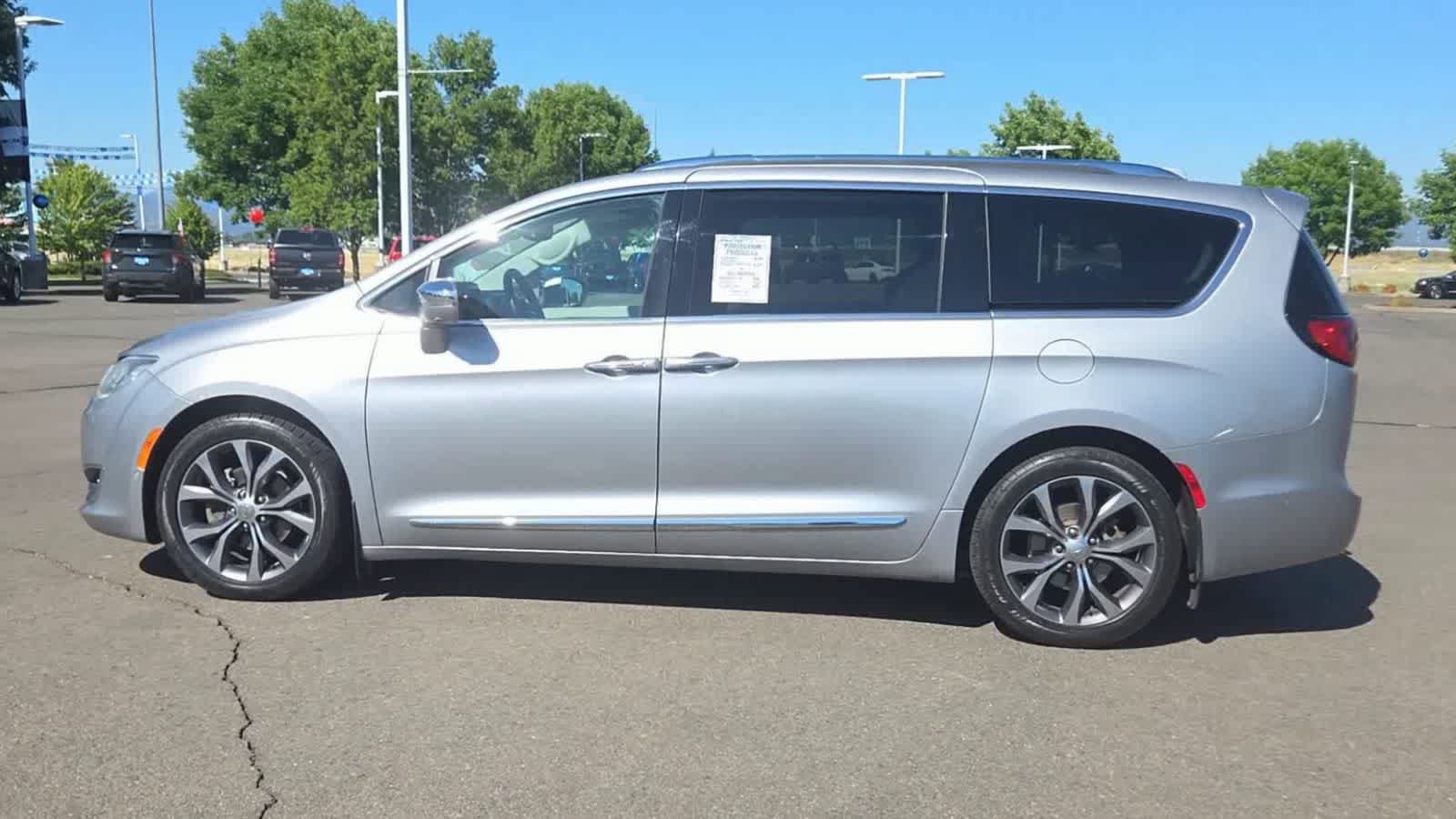 Used 2017 Chrysler Pacifica Limited FWD image 5