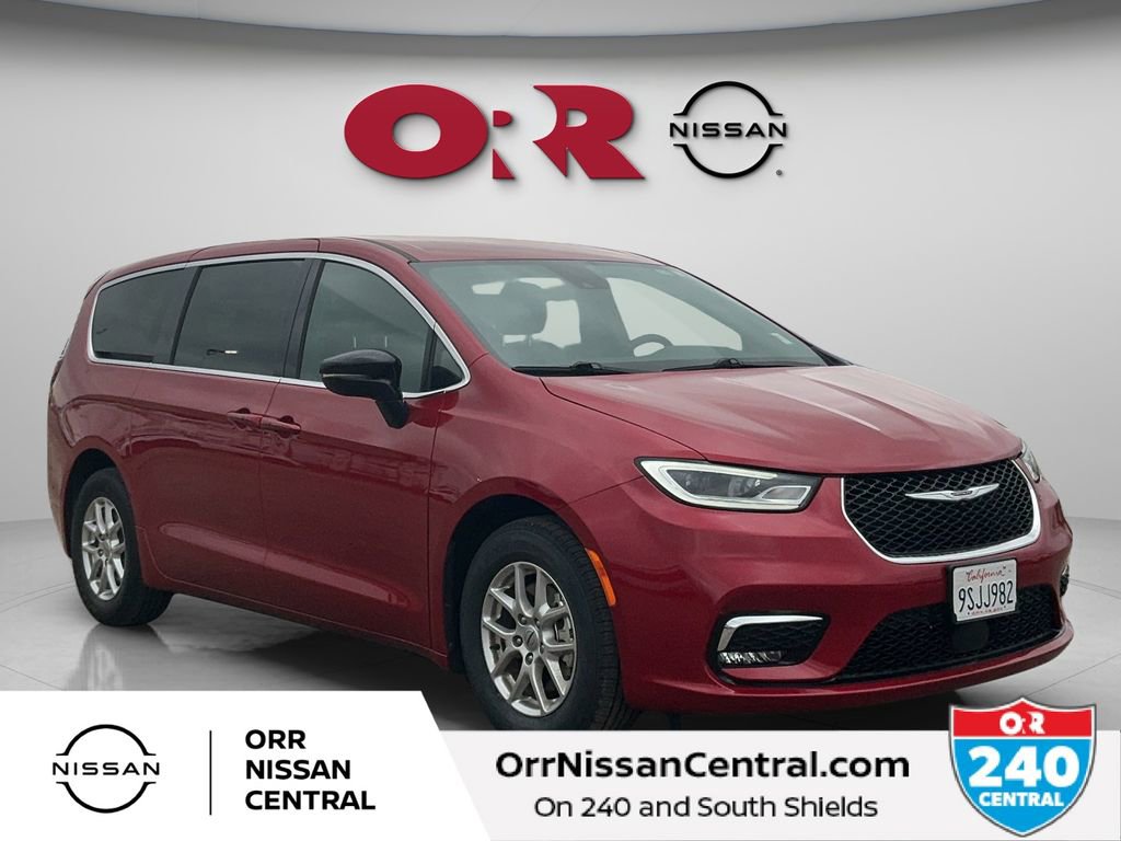 Used 2025 Chrysler Pacifica Select image 3