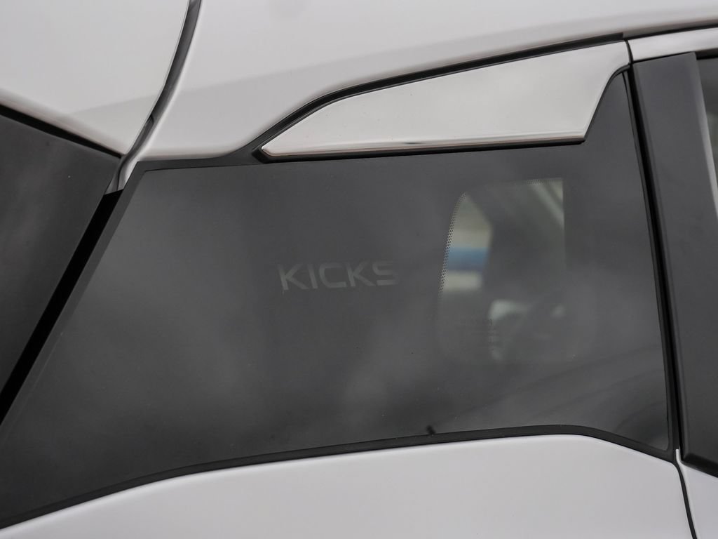 Used 2025 Nissan Kicks SV AWD/4WD image 9