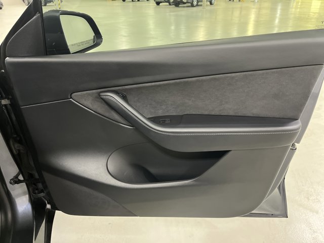 Used 2022 Tesla Model Y Long Range image 37