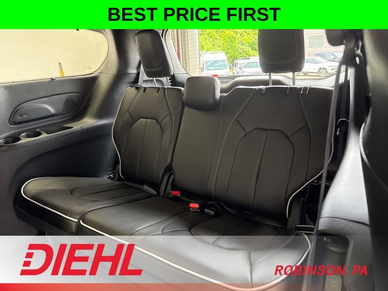New 2027 Chrysler Pacifica Limited w/ Family Tech Group AWD/4WD image 18