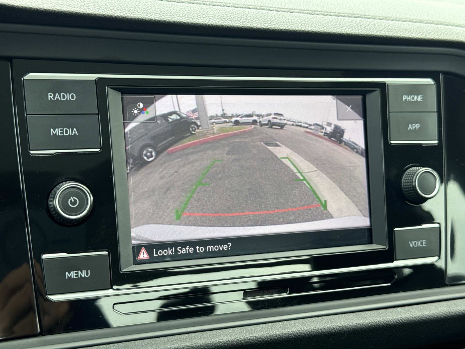 Certified 2022 Volkswagen Jetta SE image 18