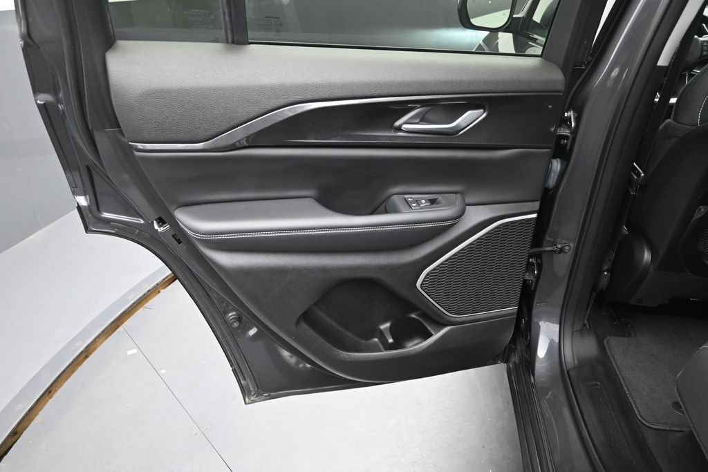 Used 2022 Jeep Grand Cherokee Laredo w/ Luxury Tech Group I AWD/4WD image 16
