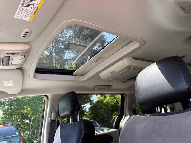 Used 2015 Chrysler Town & Country Limited Platinum FWD image 9