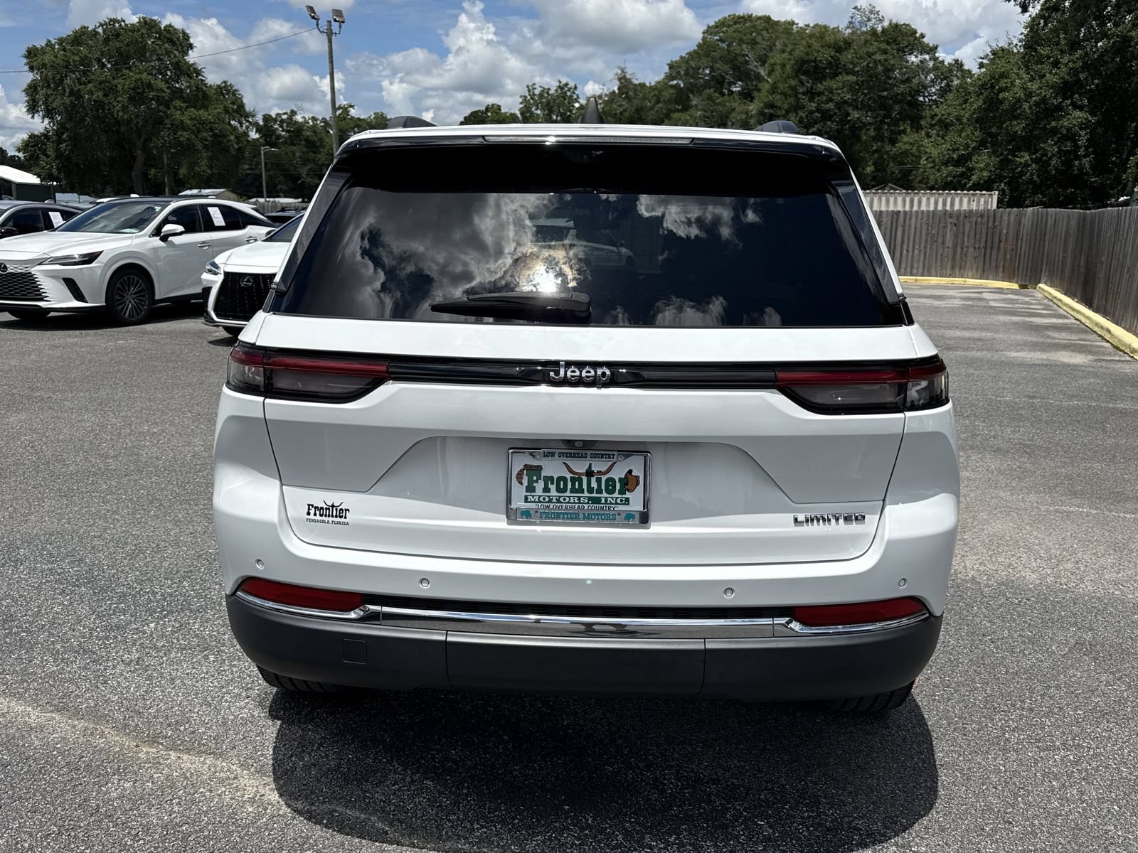 Used 2023 Jeep Grand Cherokee Limited w/ Luxury Tech Group II RWD image 4