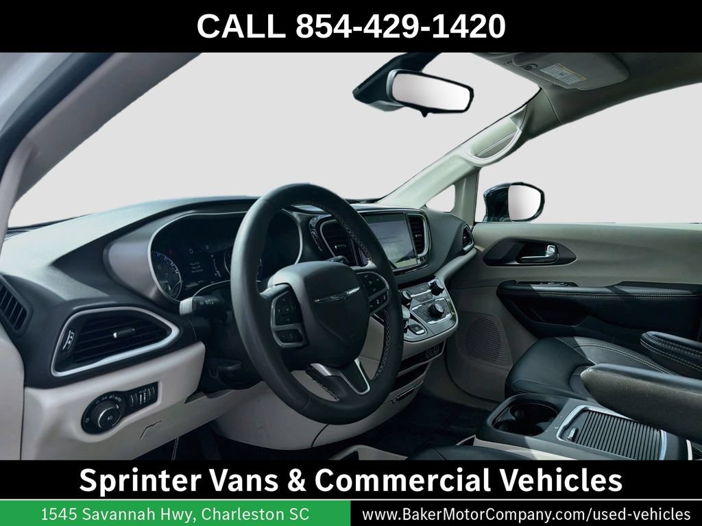 Used 2024 Chrysler Pacifica Touring-L FWD image 9
