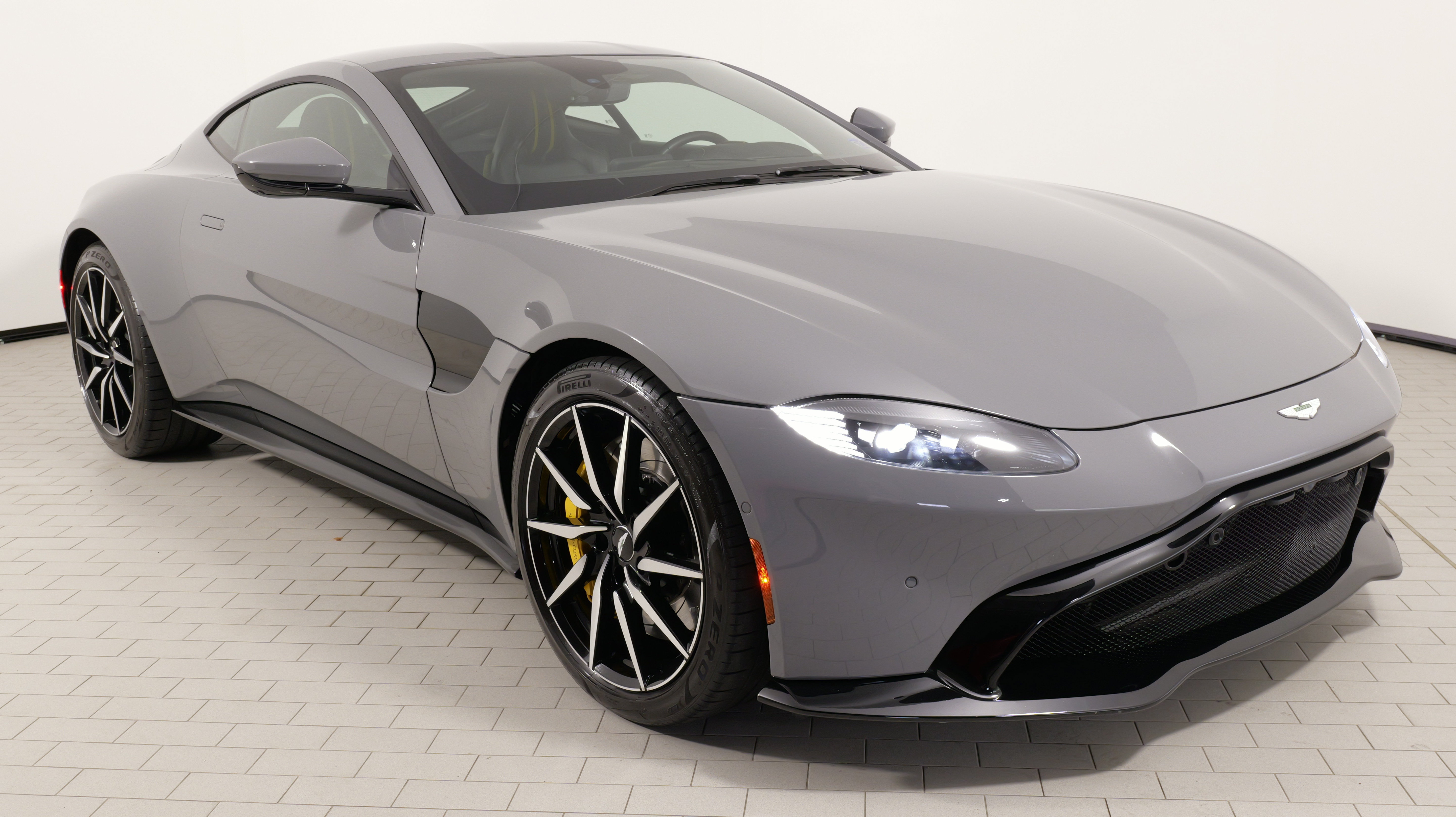 Used 2019 Aston Martin V8 Vantage Coupe RWD image 9