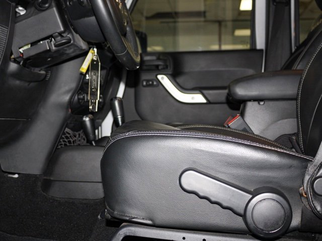 Used 2013 Jeep Wrangler Unlimited Sahara w/ Connectivity Group image 9