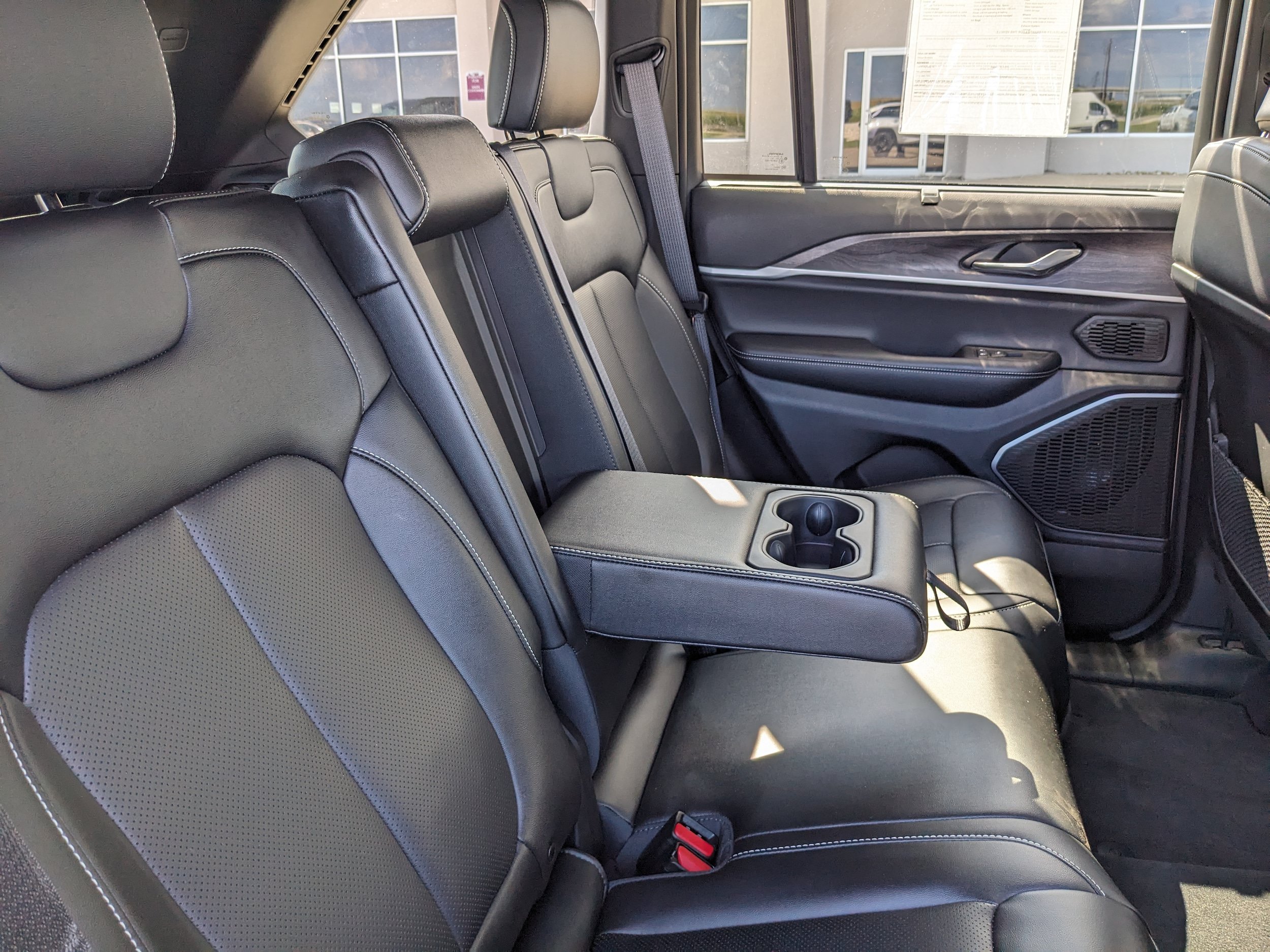 Used 2025 Jeep Grand Cherokee Limited w/ Luxury Tech Group II AWD/4WD image 47