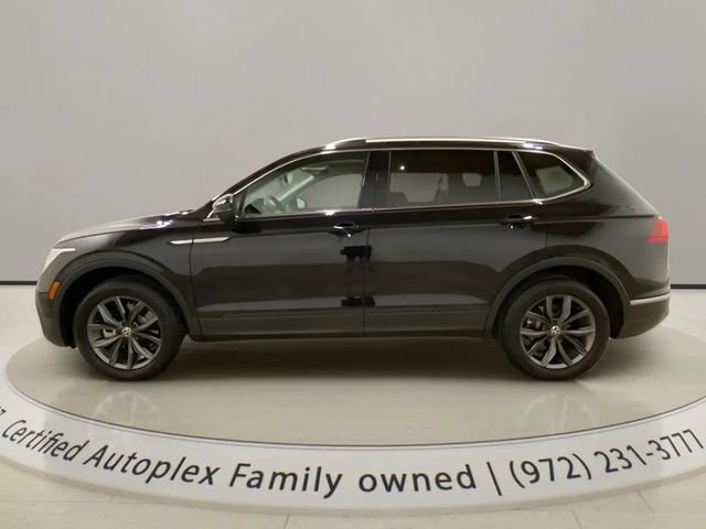 Used 2023 Volkswagen Tiguan SE w/ Panoramic Sunroof Package FWD image 2