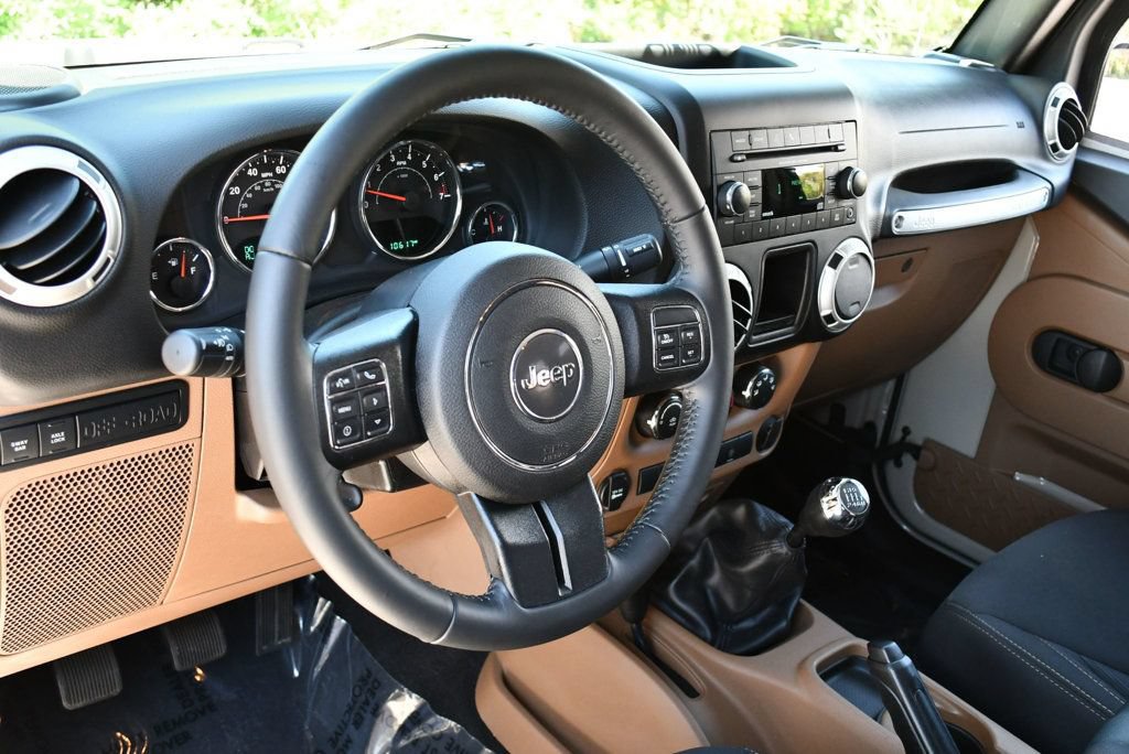 Used 2018 Jeep Wrangler Unlimited Rubicon w/ Connectivity Group AWD/4WD image 38