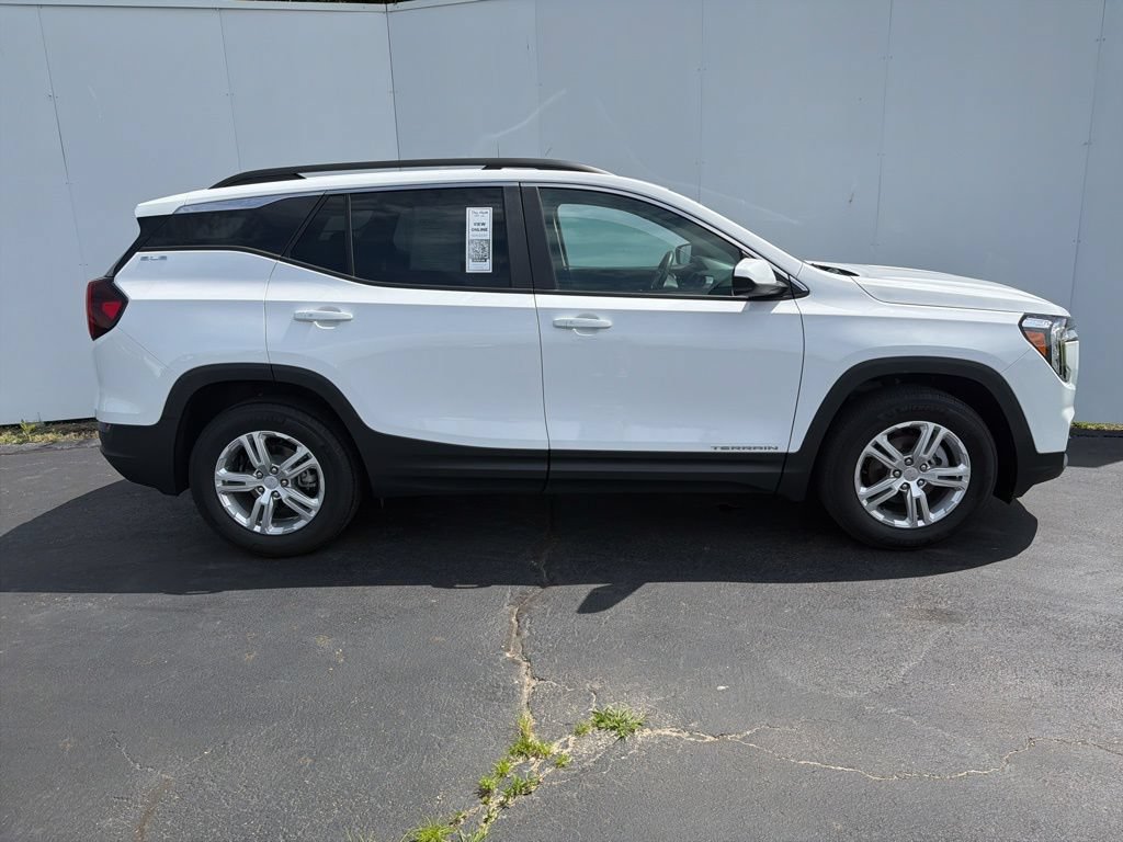 Used 2024 GMC Terrain SLE w/ Driver Convenience Package FWD image 2