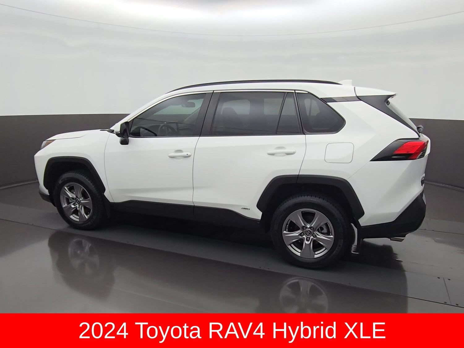 Used 2024 Toyota RAV4 XLE AWD/4WD image 4