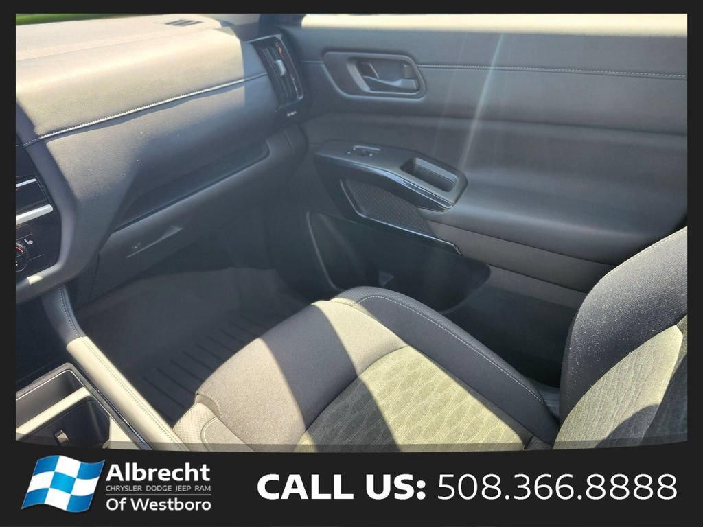 Used 2024 Nissan Pathfinder SV w/ SV Premium Package AWD/4WD image 15