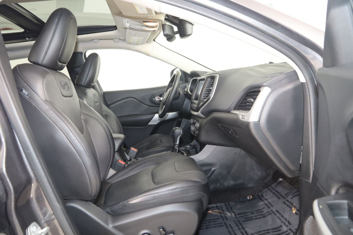 Used 2018 Jeep Cherokee Overland AWD/4WD image 13