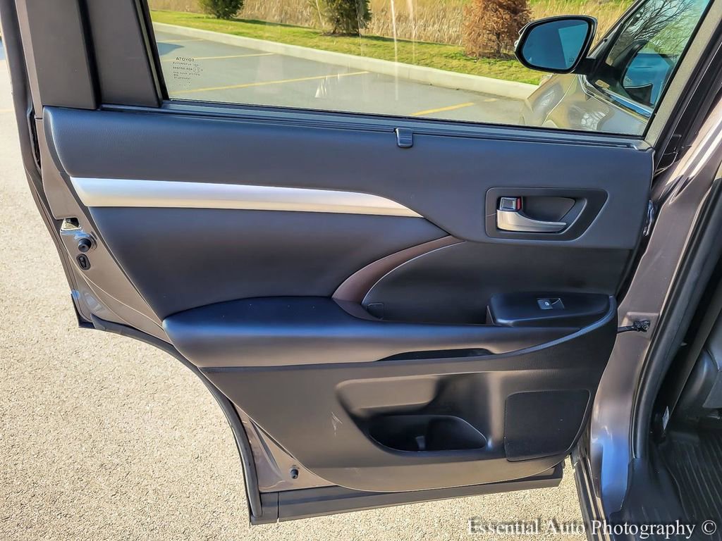 Used 2019 Toyota Highlander XLE AWD/4WD image 28