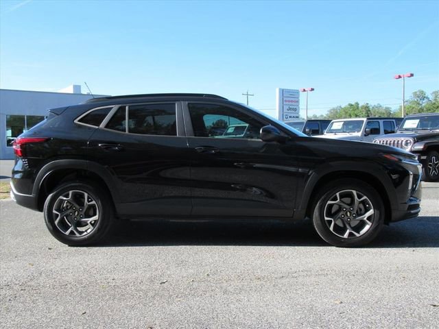 Used 2024 Chevrolet Trax LT w/ Driver Confidence Package FWD image 2