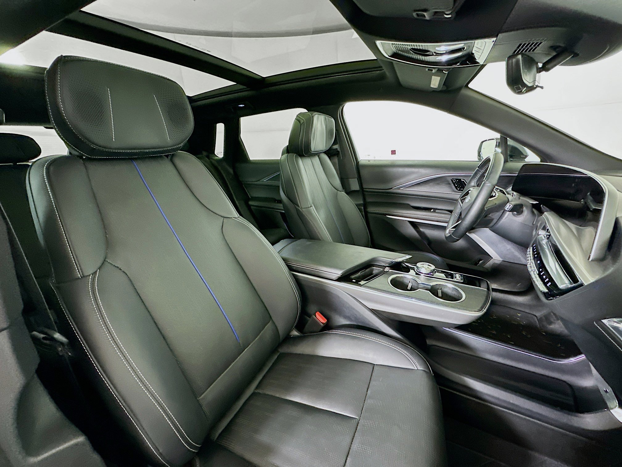 Used 2025 Cadillac Lyriq Sport image 33