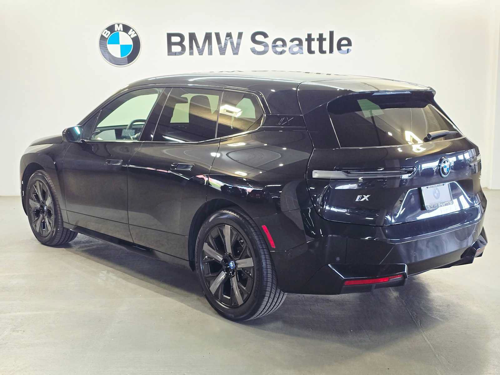 Used 2024 BMW iX xDrive50 w/ Sport Package AWD/4WD image 4
