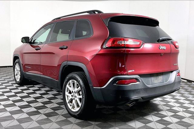Used 2016 Jeep Cherokee Sport FWD image 2