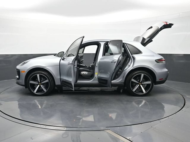Certified 2025 Porsche Macan AWD/4WD image 30