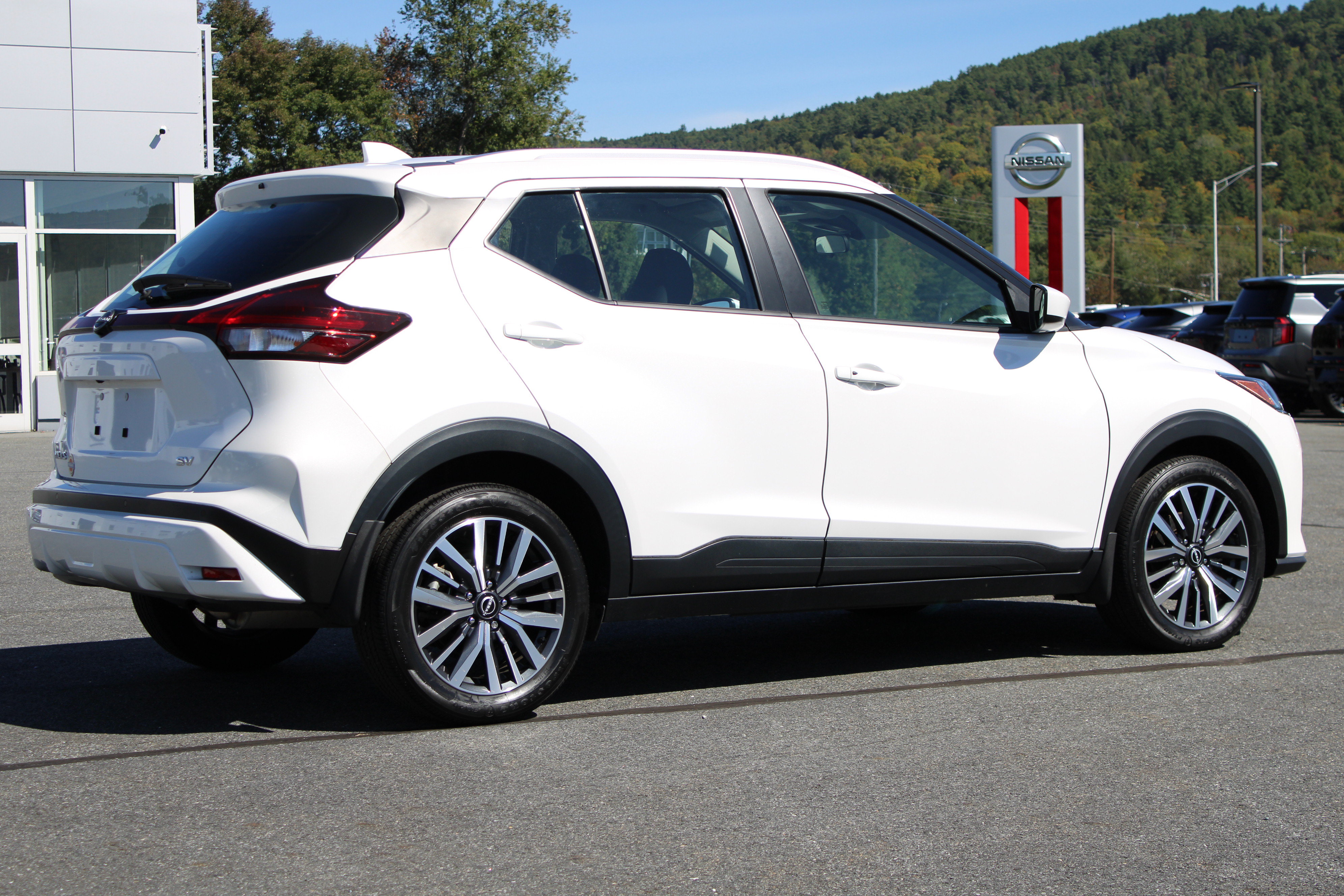 Used 2023 Nissan Kicks SV FWD image 6