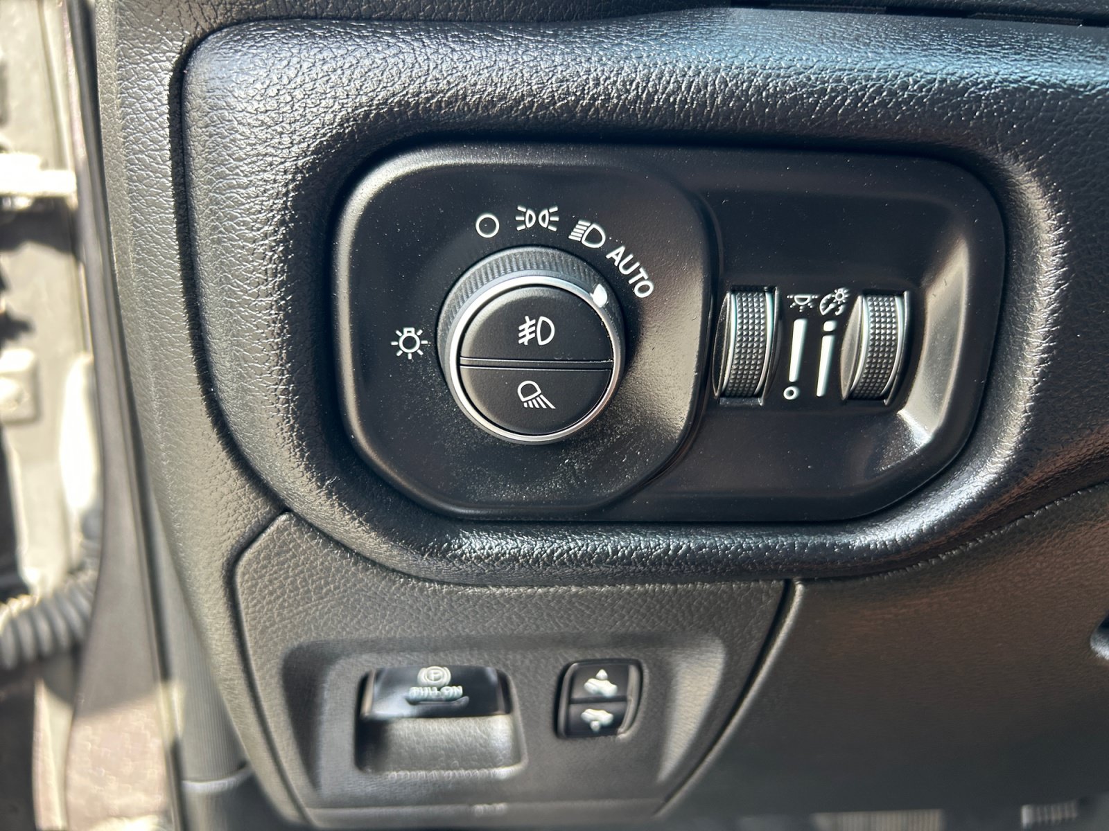 Used 2019 RAM 1500 Laramie w/ Sport Appearance Package AWD/4WD image 32