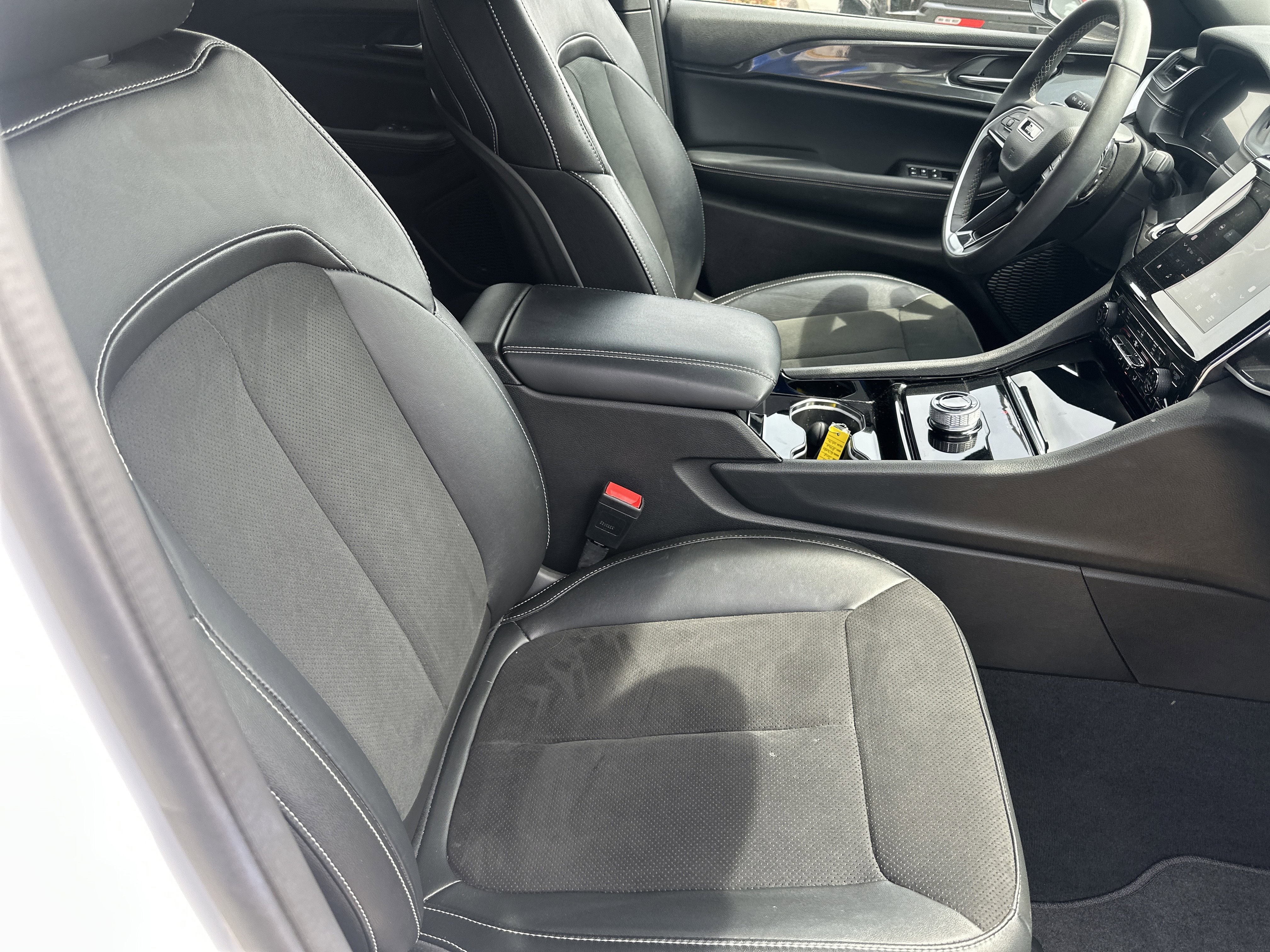 Used 2023 Jeep Grand Cherokee Altitude AWD/4WD image 30