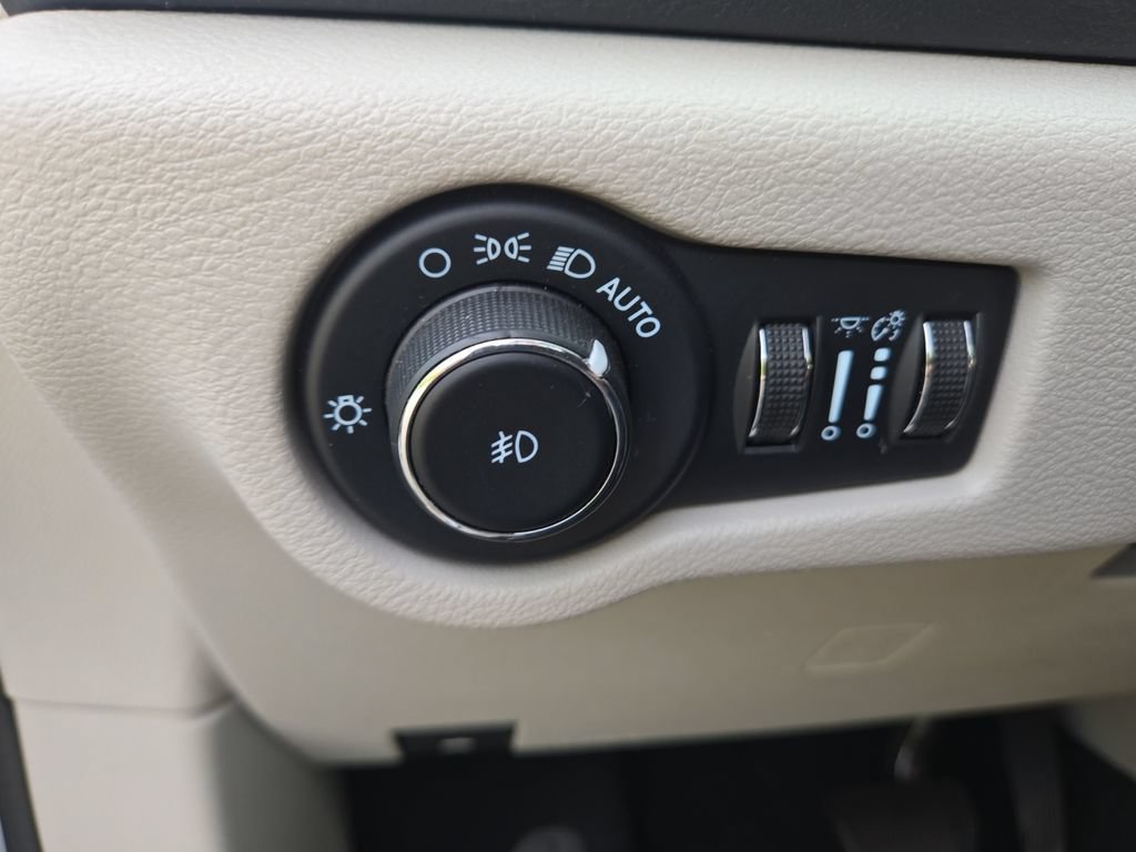 Used 2023 Chrysler Pacifica Touring-L FWD image 17
