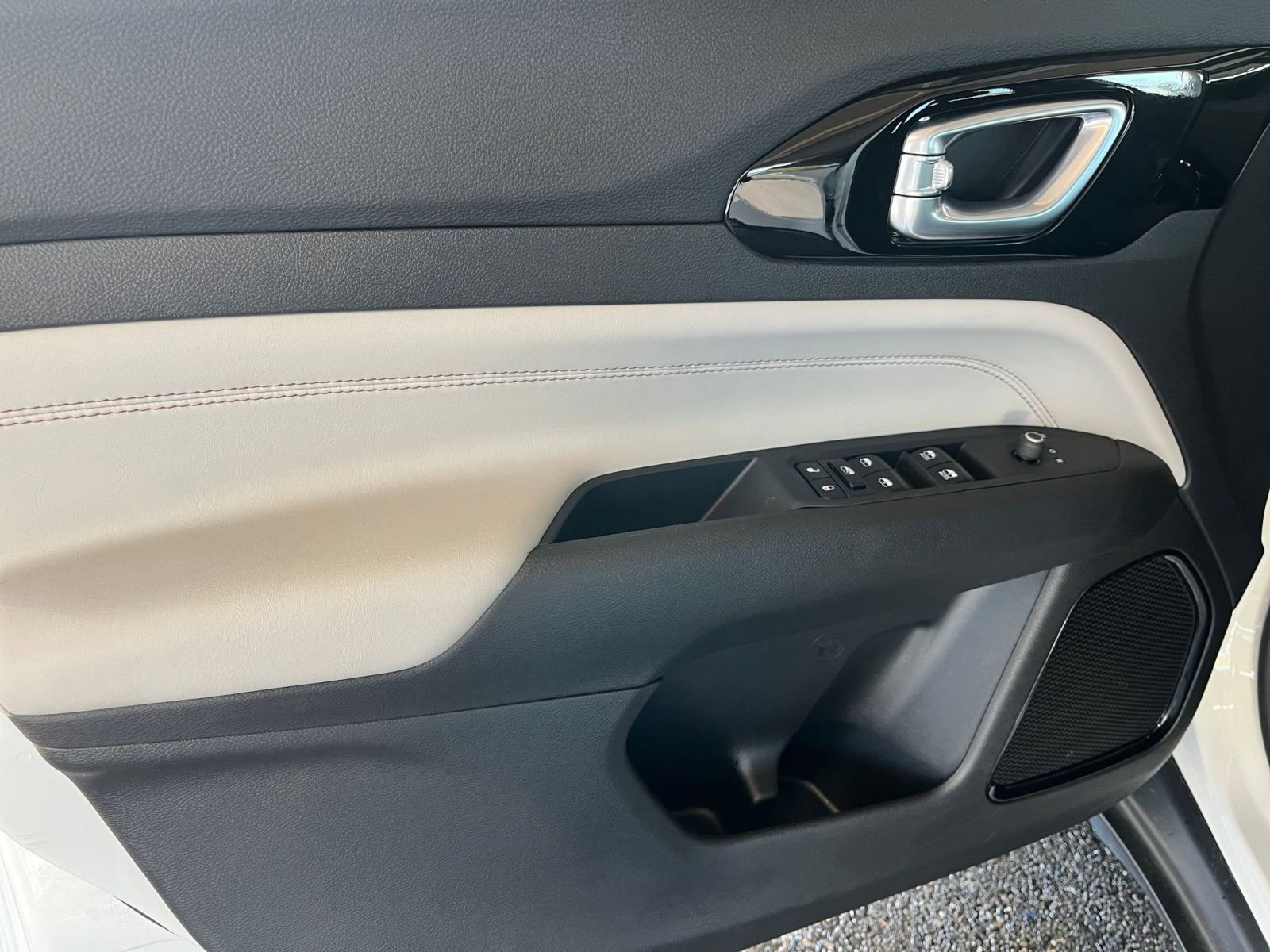 Used 2025 Jeep Compass Limited image 20