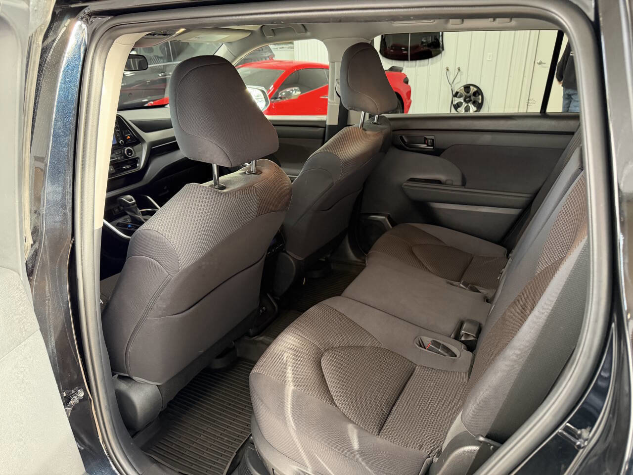 Used 2020 Toyota Highlander LE image 28