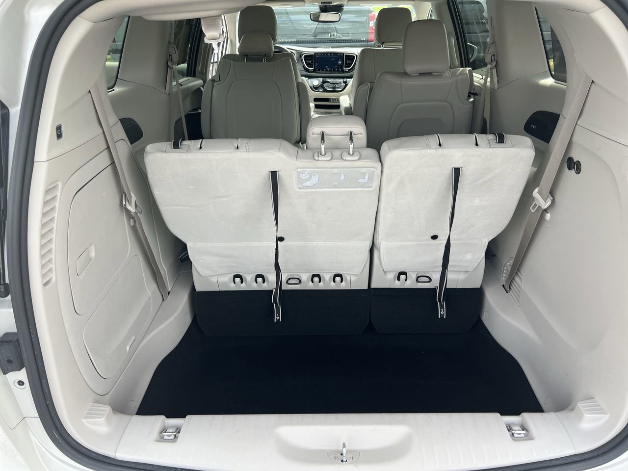 Used 2021 Chrysler Pacifica Touring-L FWD image 33