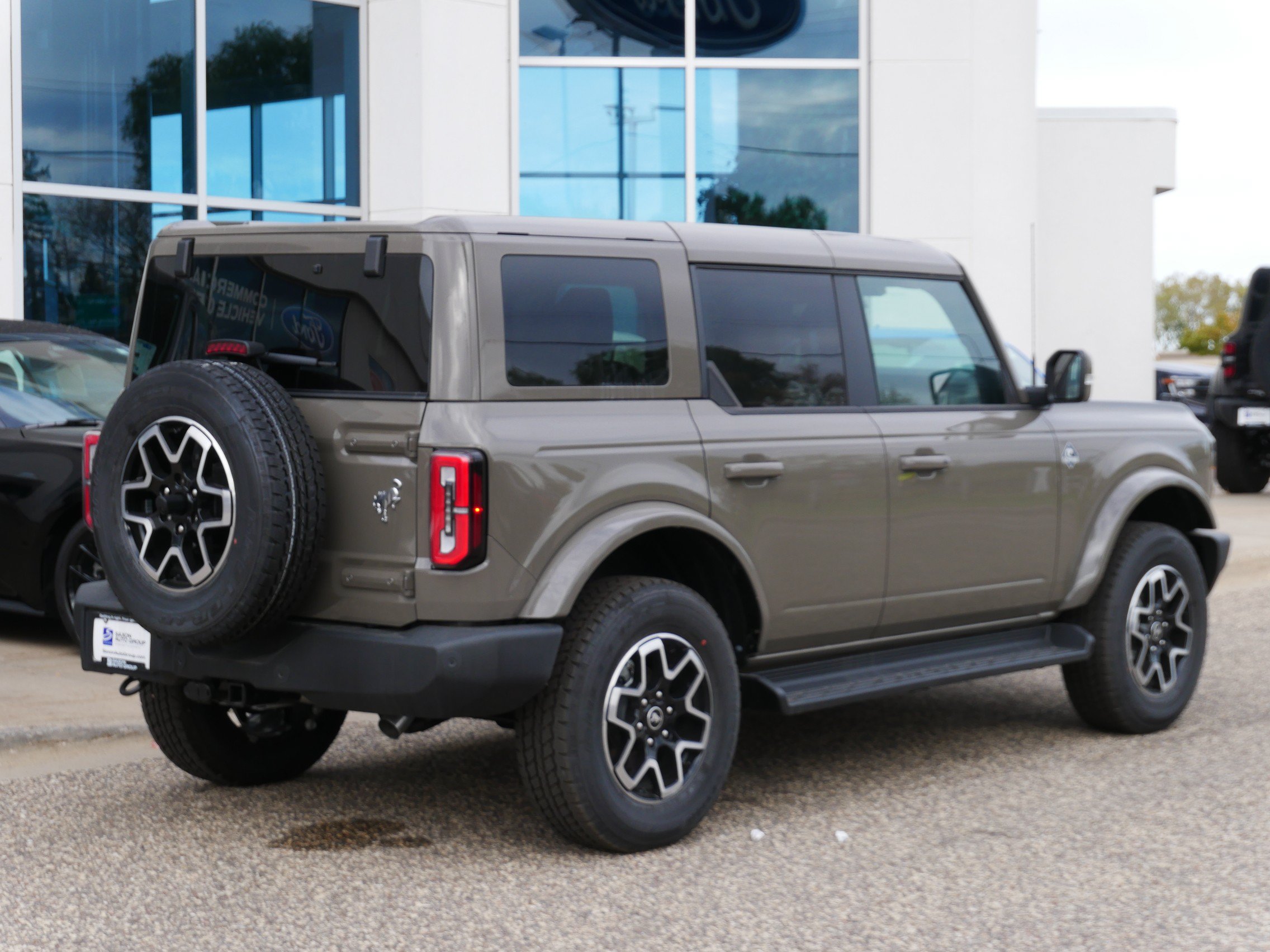 Used 2025 Ford Bronco Outer Banks AWD/4WD image 3