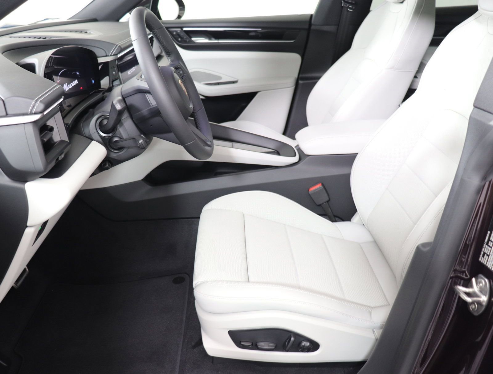 Certified 2025 Porsche Macan 4S Electric AWD/4WD image 7