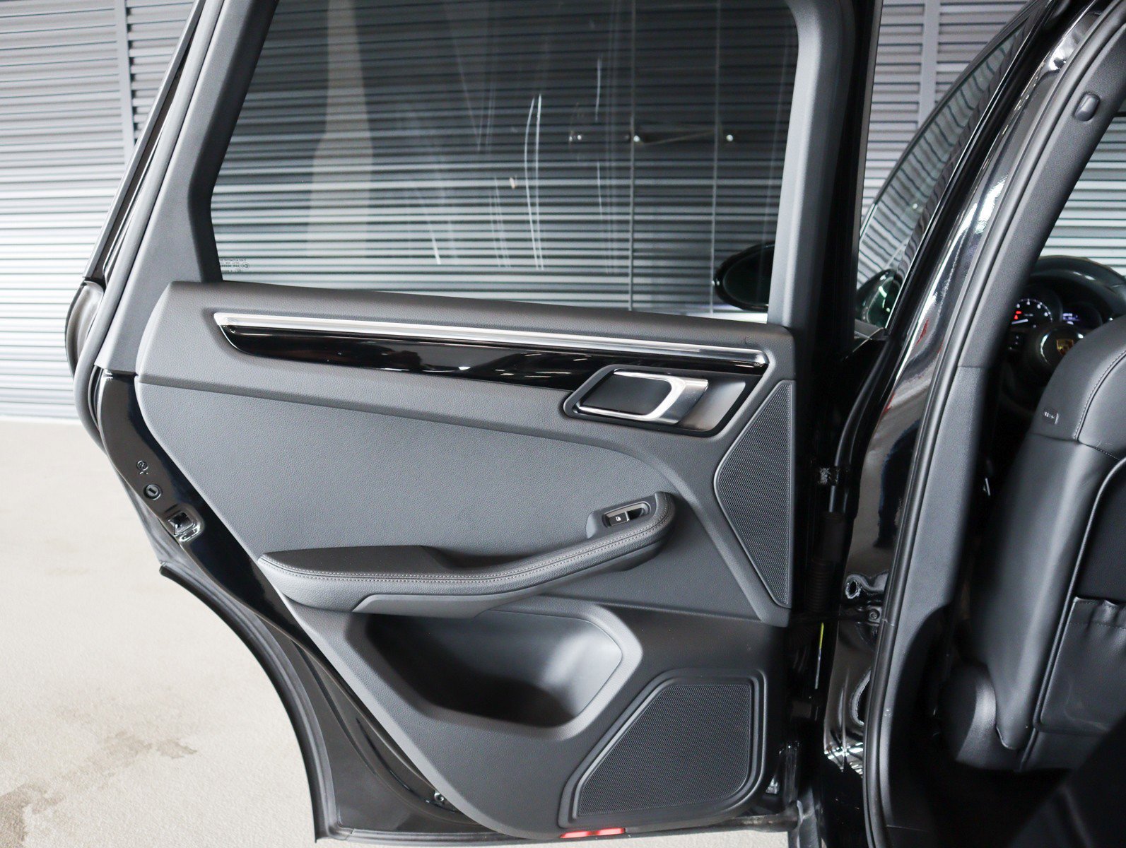 Certified 2025 Porsche Macan image 27