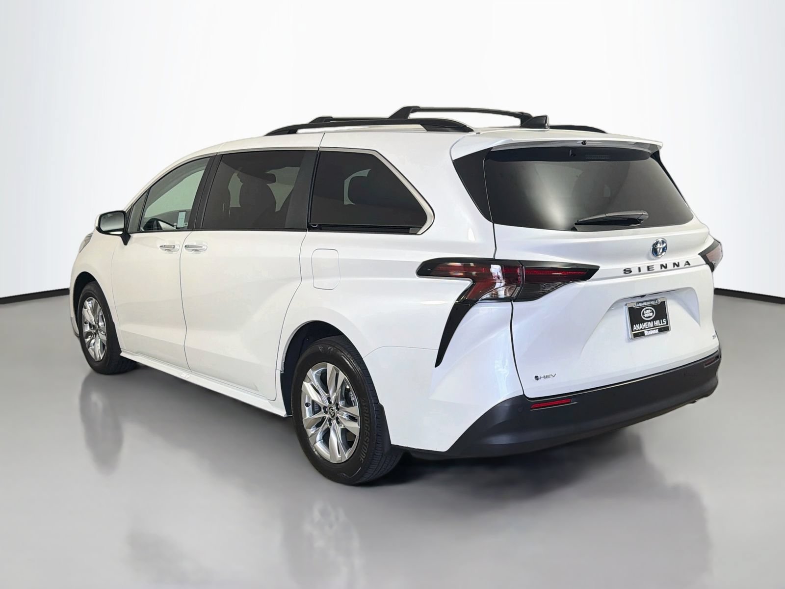 Used 2025 Toyota Sienna XLE w/ XLE Plus Package FWD image 3