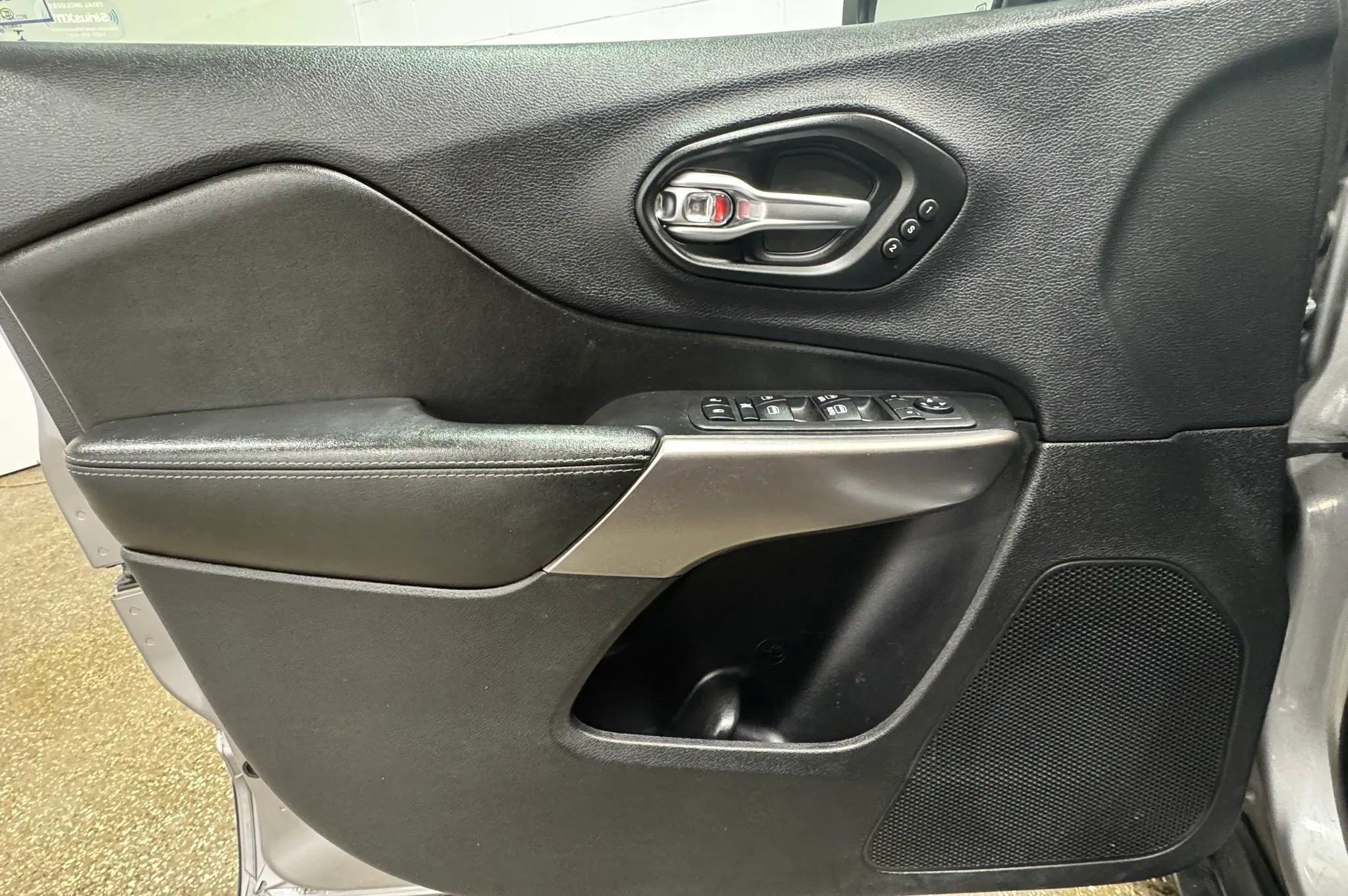 Used 2019 Jeep Cherokee Limited image 11