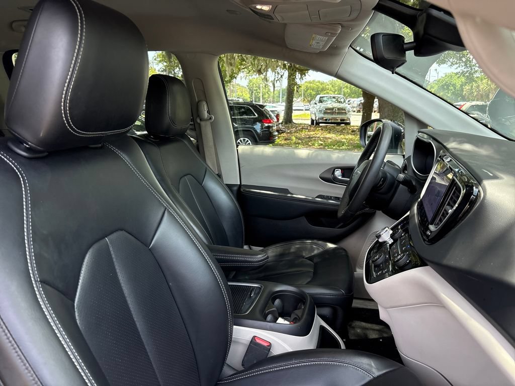 Used 2023 Chrysler Pacifica Touring-L FWD image 29